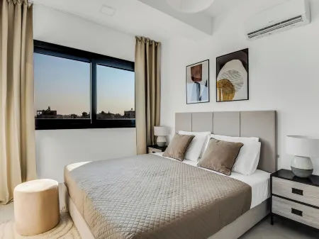 Sanders Elgio - Precious 3-Bdr Apt with Balcony