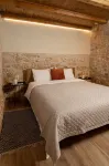 Antama Living, Luxe Stonehouse with Pool & BBQ - Homestays