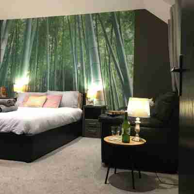 Contemporary 1 Bed Studio for Comfy Stay in Wigan Rooms