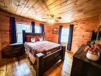 Cozy Mountain Loft Cabin - King Suite, Pool Table, Foosball & Fire Pit!