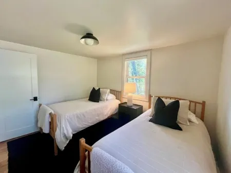 Waterfront Modern Home in Eastham, on a Pond Отели рядом с достопримечательностью «Кост Гард Бич»