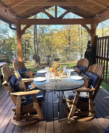 Lakefront Cabin: Romantic Hot Tub, Kayaks, Dock & Gardens -Owls Nest Deep Creek