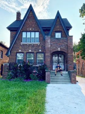 Charming 2-bedroom upper duplex in fabulous Detroit minutes from downtown! Hôtels à proximité de la Detroit Station