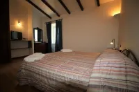 Large apartment with shared swimming pool, located in a natural park, Rome 100 km