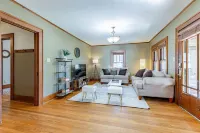 Modern Bungalow: spacious 3BR home near downtown Champaign & campus