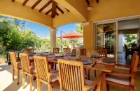 Loue Belle Villa Presquîle DE Giens VUE MER -5 Chambres -piscine À Débordement Hotels in Giens