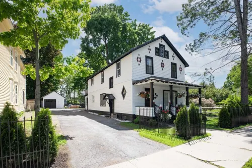 Historic Flat Minutes Away from Saratoga Track
