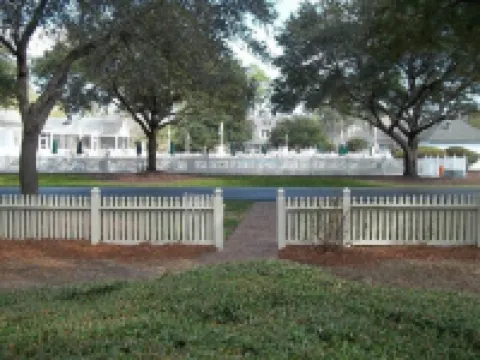 'Beneath the Branches' Cottage Steps to Golf, Tennis, Pool. Pet-Friendly!