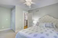 NEW LISTING! Waterfront cottage, hot tub, fire pit, gated community, pier, kayak