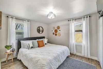 Cottage Grove near Lambeau! Hotels near Bay Park Square