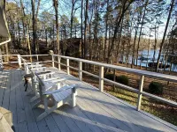 Lakehouse on Hartwell. Peace & quiet. Fish, grill, kayaks & more. Hotels in Stephens County