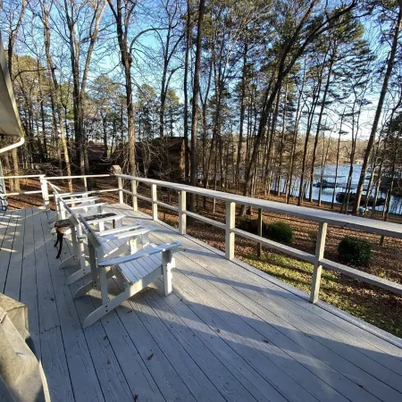 Lakehouse on Hartwell. Peace & quiet. Fish, grill, kayaks & more.