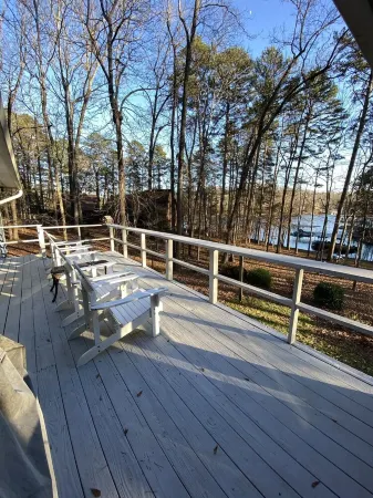 Lakehouse on Hartwell. Peace & quiet. Fish, grill, kayaks & more. Отели рядом с достопримечательностью «Toccoa Falls»
