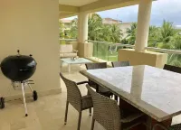 Beautiful private apartment with sea view 15 minutes from the airport