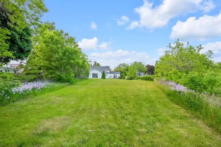 Charming Lakeside Breeze By The Lake