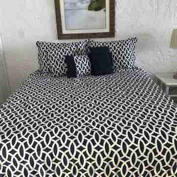 On the Water with Style, 5 minute walk to Beach along the Marina Rooms