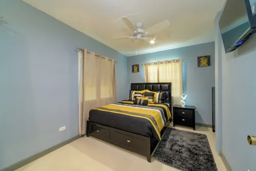 Charming 2-bedroom apartment in Buckleys with WiFi, AC Hotels in Buckleys