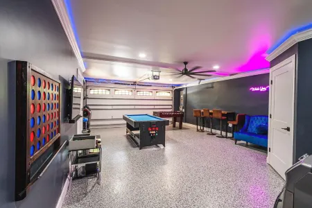 Private Brandon Oasis  Family home w/ Full outdoor kitchen & Bar+ Game room Отели в г. Брандон