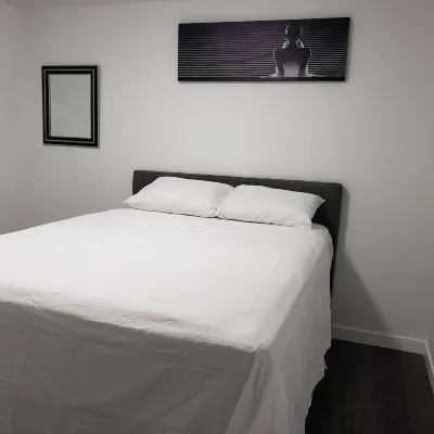 New 1 bed Suite with Wifi, Netflix, Smart Lock Hotels near Cabela's Edmonton (South)