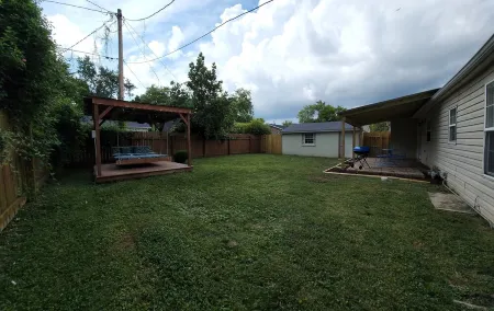 King Bedroom, Outdoor Cabana w/ Bed Swing, Quiet House Minutes to D/T Louisville