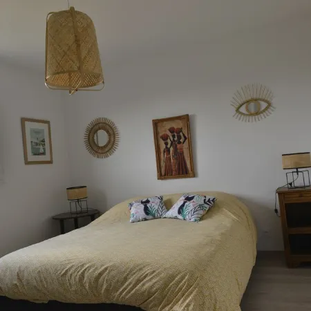 New house with small sea view close to the beach Отели в г. Карантек