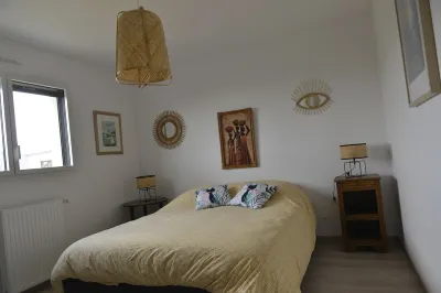 New house with small sea view close to the beach Plage de Carantec附近的飯店