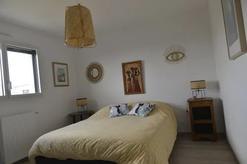 New house with small sea view close to the beach