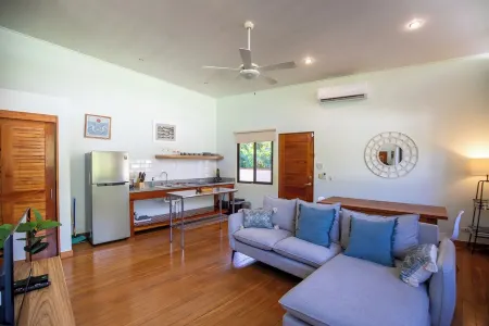 Cute Apt close to good coffee, surf, beach, shops & restaurants