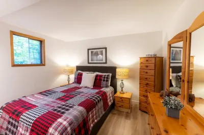 All season Cottage with 3 decks + sun room Hotels near Harmony Resorts - Huntsville Lagoons