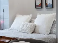 Lake Okanagan Beach Condo w/ Private Buoy, AC, Heated Outdoor Pool, Patio, Sups โรงแรมในเวอร์นอน