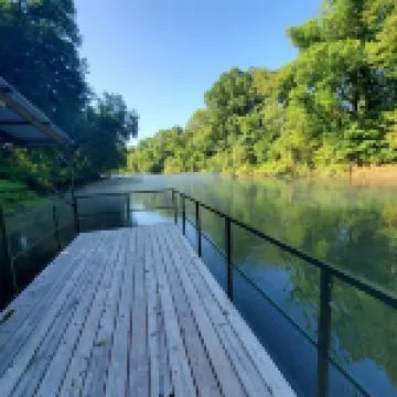 Cozy riverfront cabin! Great fishing & fun for the whole family.