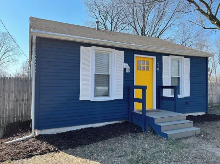 Cozy modern cottage in the heart of SW Michigan Отели в г. Бентон Хайтс