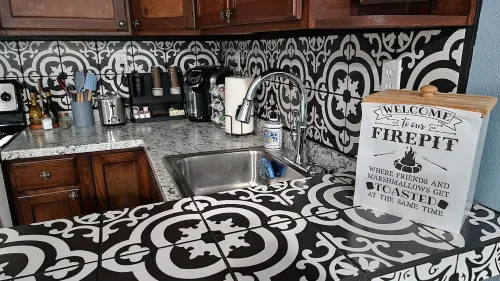 The Guesthouse Fire pit. Hotels in Albany