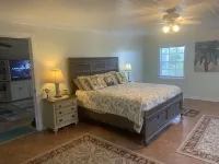 Sleeps 10, Hot Tub ,Centrally Located , Generator WiFi , Rooftop Deck,