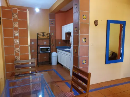 Private, Cozy, 2 Bedroom Suite - 2 Minutes from the Beach!