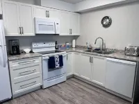 Hot tub, Pet Friendly + Monthly Discounts! Trails Nearby!