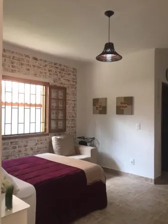 CHALET BORDEAUX Отели рядом с достопримечательностью «Escola Mineira de Falcoaria»