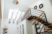 15 min from airport! Luxurious Gated Estate with Mountain Views from the Valley.