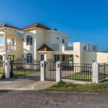 Minutes from beaches  private pool Solar panels Ocean & Mountain Views