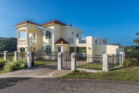 Minutes from beaches  private pool Solar panels Ocean & Mountain Views