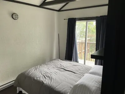 Cozy Lakeside Cabin with easy access to beach and awesome sunsets! のホテル