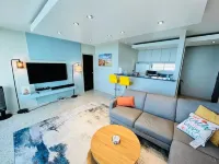 Oceanfront Oasis: Beachfront Gem and Ocean Vistas