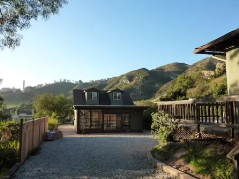 30% OFF! Malibu Serene Cottage w/King Bed • Beach View • BBQ