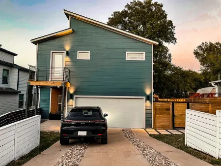 Lux 10 Bed Bach Pad • 10mins DT • Hot Tub • Arcade Отели рядом с достопримечательностью «Остин Хинду Темпл & Комм Сентер»