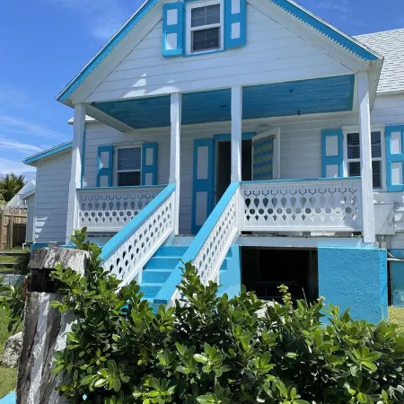Pa Willie’s - Locally owned historic cottage conveniently located with dock.