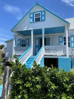 Pa Willie’s - Locally owned historic cottage conveniently located with dock.