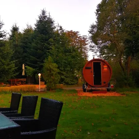Spacious vacation apartment with fireplace and barrel sauna in the sheltered garden.