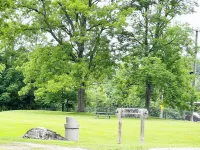 Charming century log home steps away from Lake & cross the park Hotels in Barrie