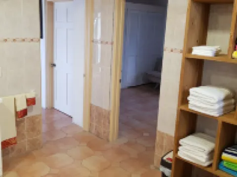 Aloha Penthouse apartment in the heart of the Maho entertainment area. Hotéis em Lowlands