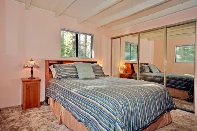 Private Graeagle home in a Grove of Pines Hotels near Eagle Ridge RV Park